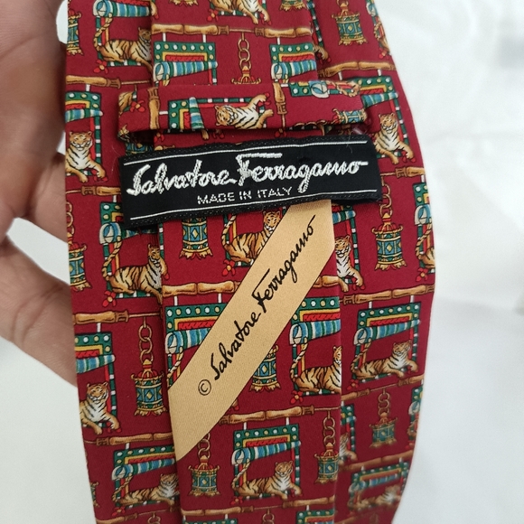 Ferragamo luxury men's silk tiger tie